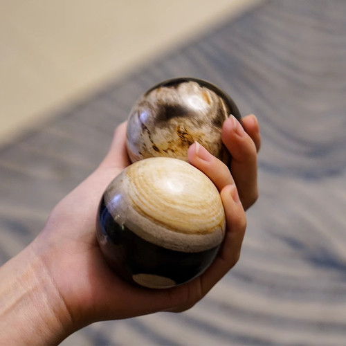 天然木化石手球减压转球