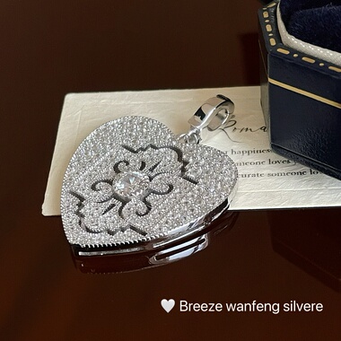 S925纯银爱心满钻吊坠女小众设计高级感轻奢气质百搭锁骨链