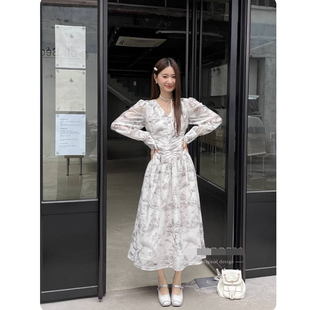 z家 2025春秋新款设计感复古印花V领褶皱长袖连衣裙修身显瘦长裙
