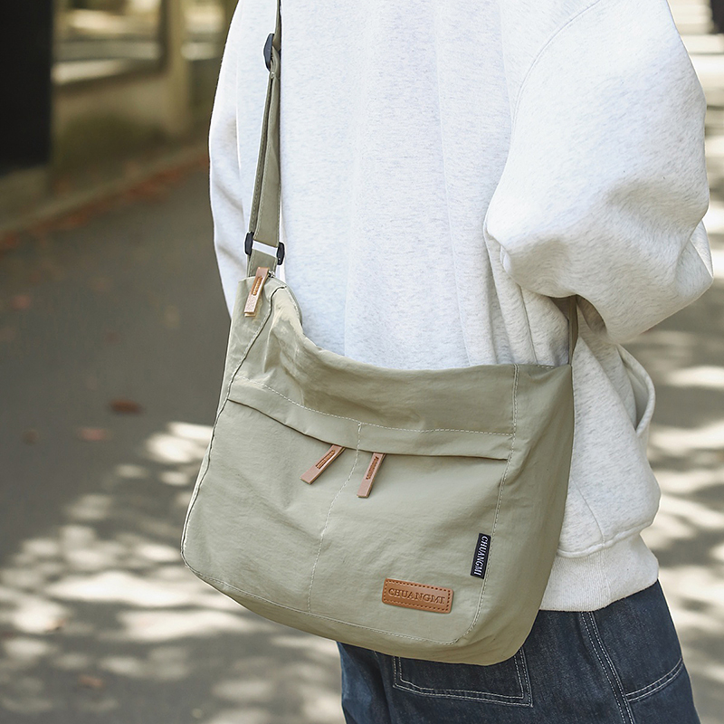 中性轻便单肩包简约男士背包大容量斜挎包女通勤休闲百搭上课书包