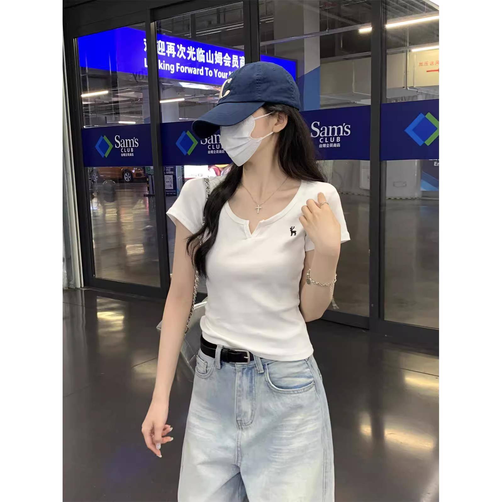 2025夏装新款正肩v领白色短袖t恤女独特漂亮超好看小衫短款上衣