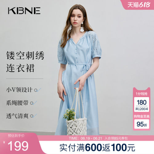 KBNE莱赛尔V领连衣裙淡蓝色蕾丝镂空2025夏季新款慵懒感收腰长裙