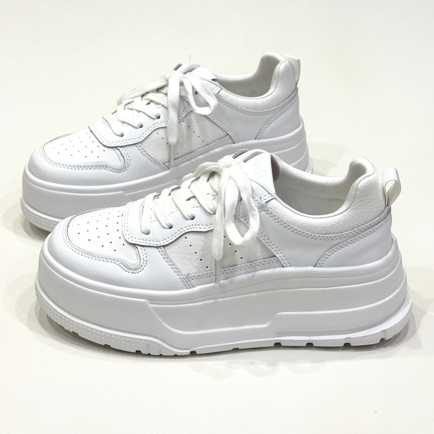 优慕妮真皮厚底时尚小白鞋女款2026年春季新款透气百搭防滑板鞋潮