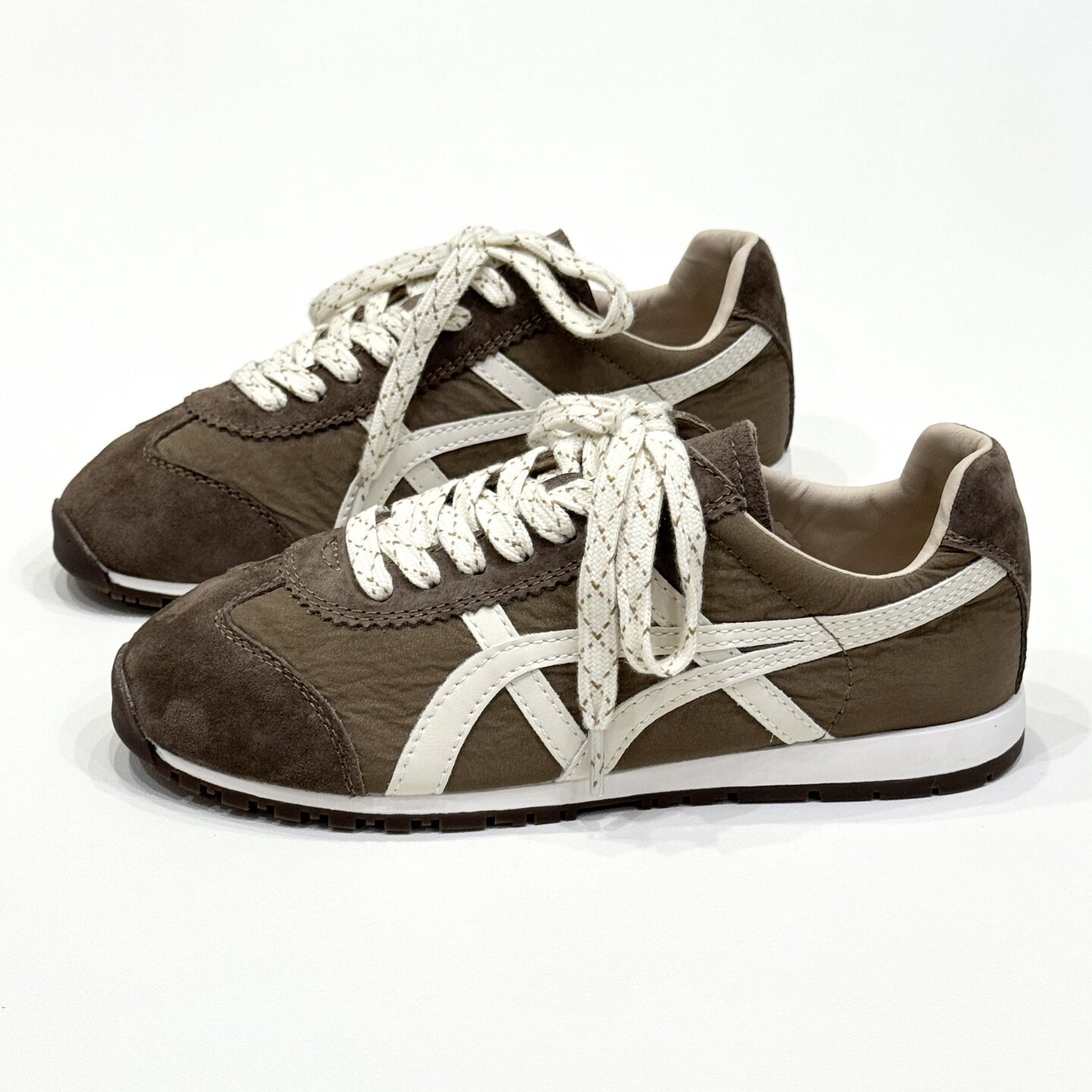 umumni优慕妮秋季真皮休闲运动板鞋跑步慢跑百搭厚底阿甘德训鞋女