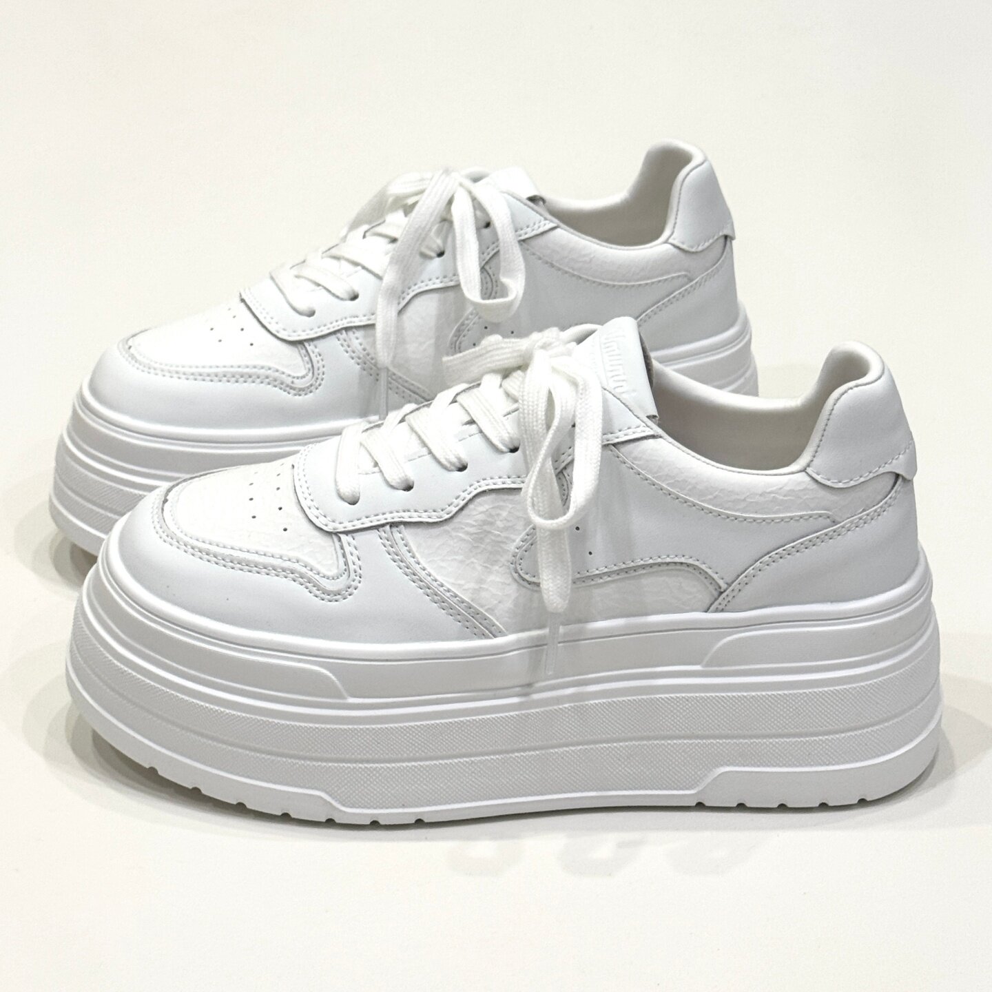 优慕妮6cm增高厚底小白鞋女款2026春季新款百搭运动鞋休闲松糕鞋