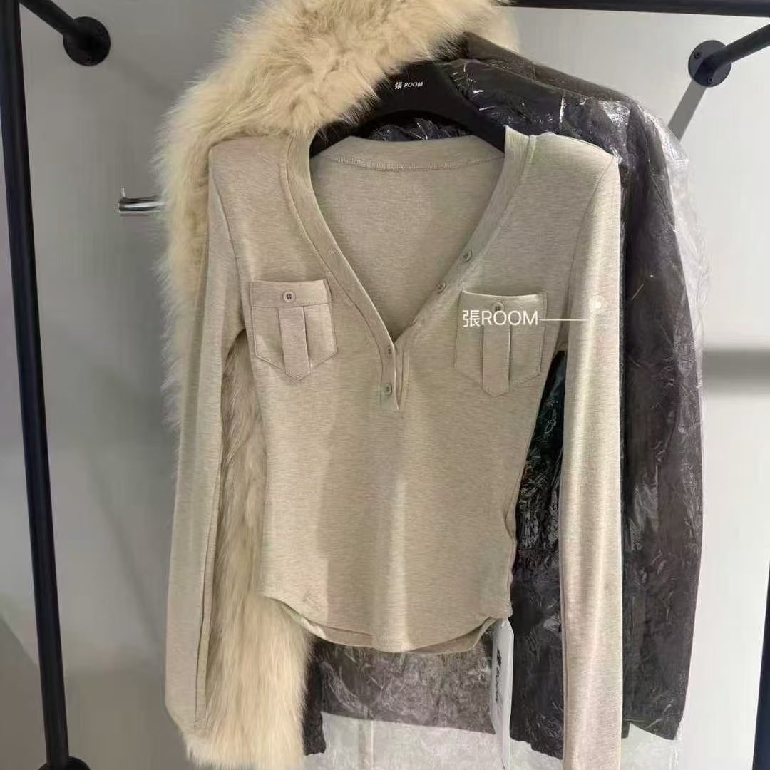 小众纯欲V领纽扣口袋修身显瘦T恤女秋冬垫肩显瘦打底衫上衣长袖