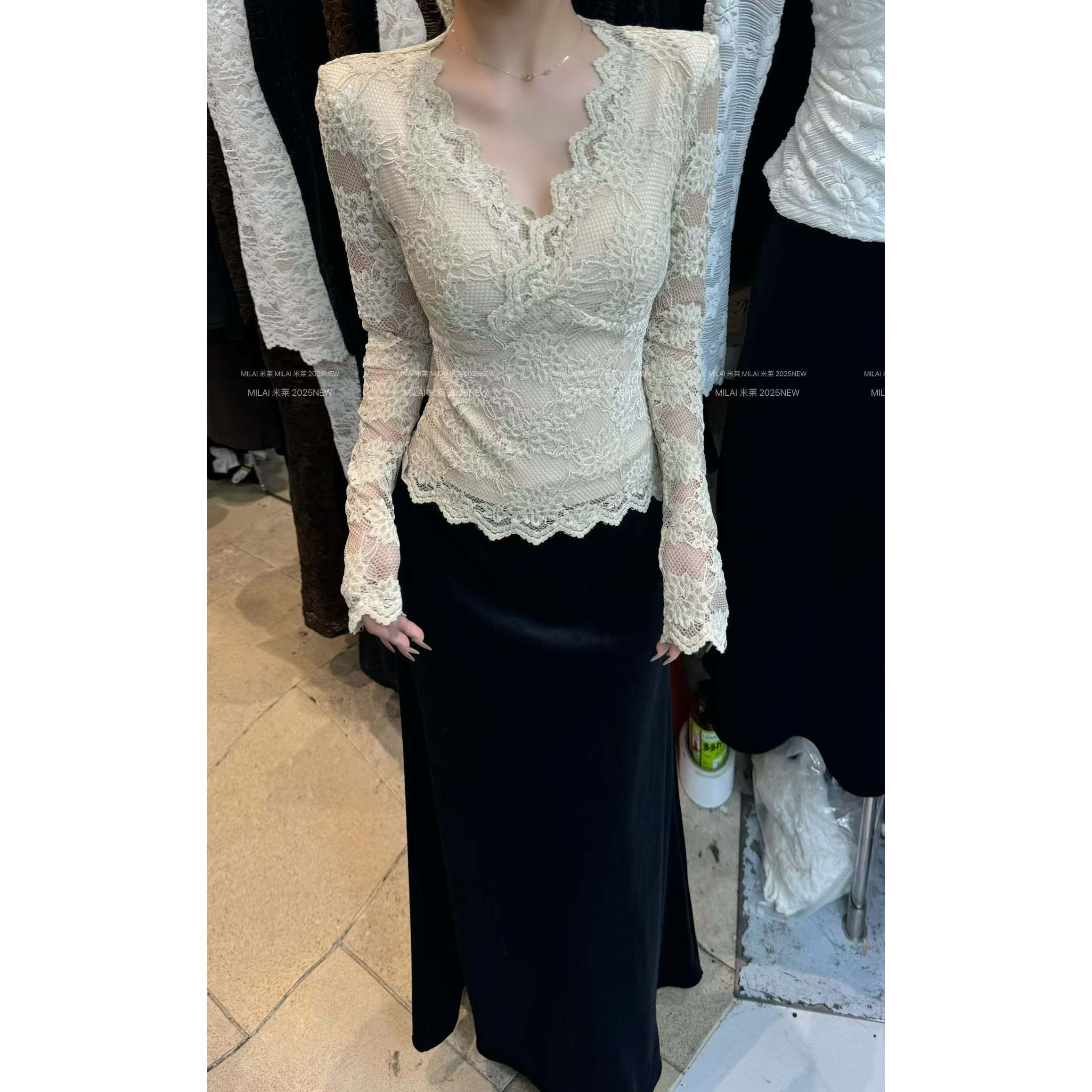 法式复古v领蕾丝T恤打底衫女2025秋冬新款高级感修身显瘦长袖上衣