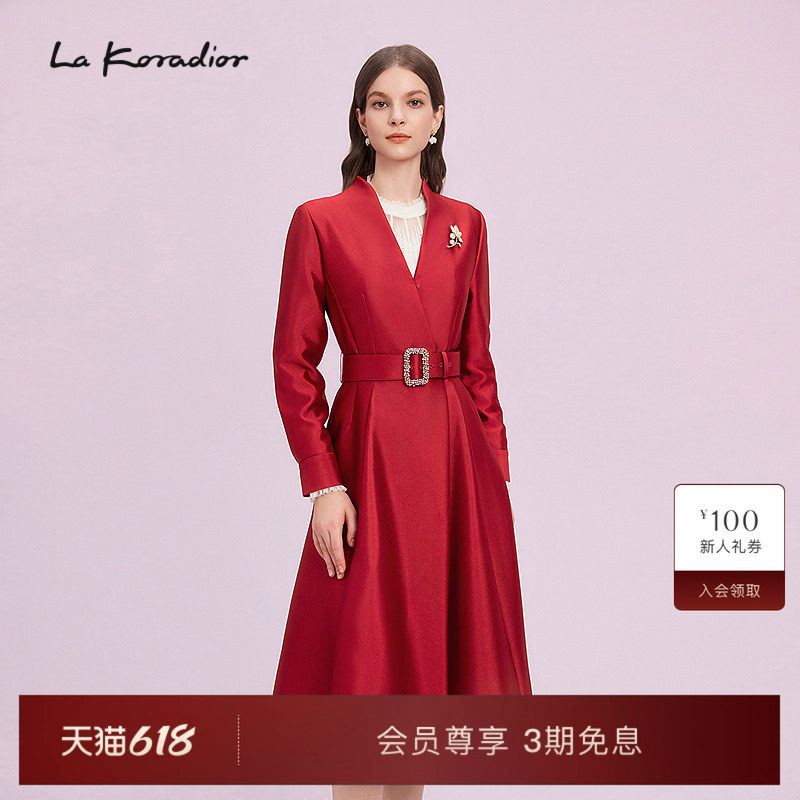 La Koradior拉珂蒂修身通勤时尚质感风衣女中红色收腰过膝长外套