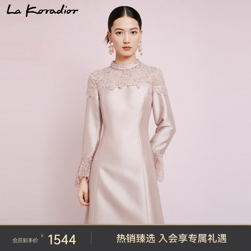 La Koradior拉珂蒂春季新品三醋酸喇叭袖立体贴花刺绣蕾丝连衣裙