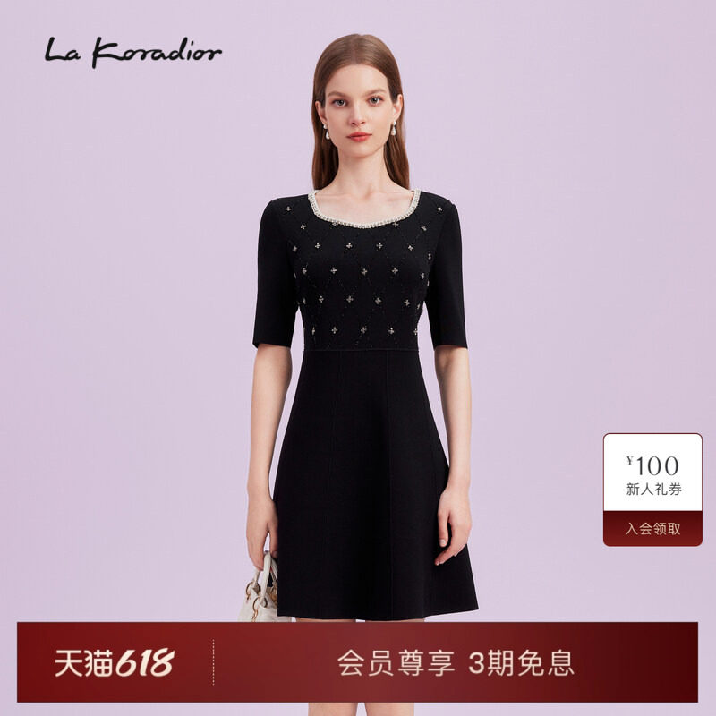 La Koradior拉珂蒂商场同款秋季气质印花小黑裙圆领收腰连衣裙新