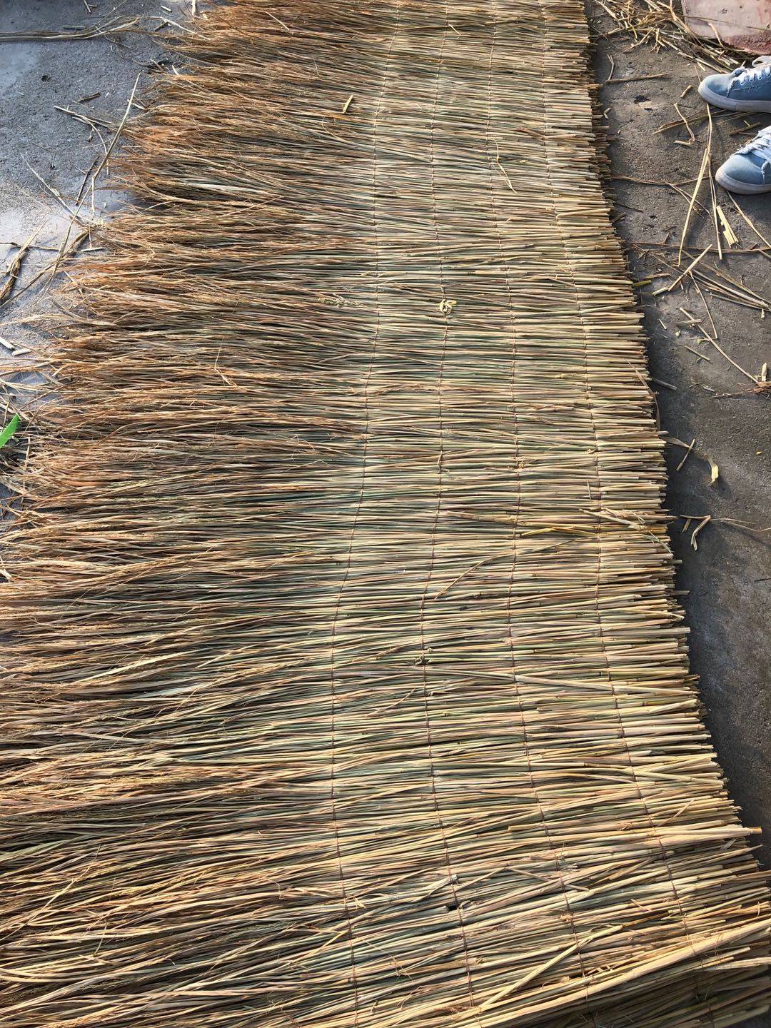 农家乐屋顶装饰稻草帘子 草编大棚保温防寒草毡