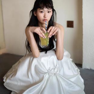 法式复古缎面白色抹胸连衣裙女收腰显瘦气质长袖中长款裙子蓬蓬裙