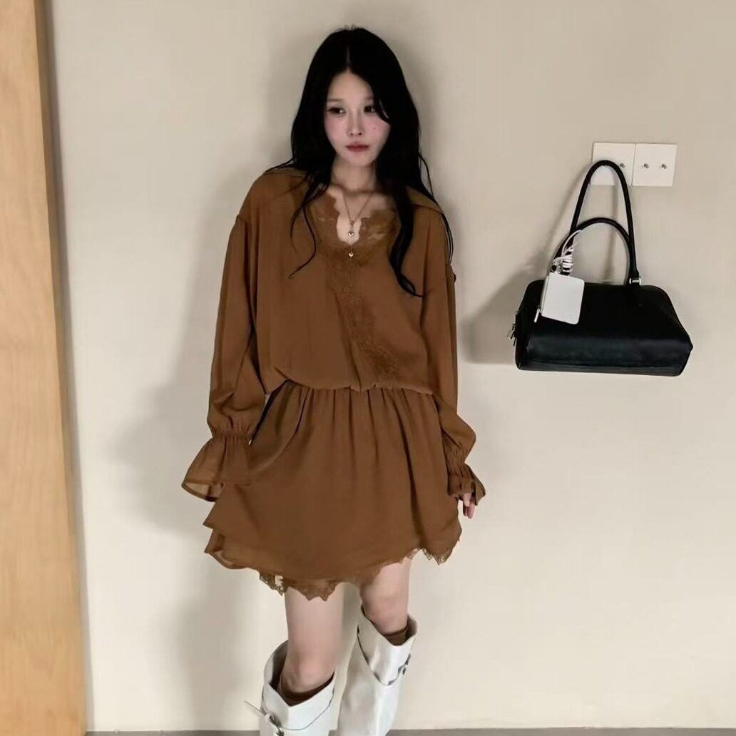 韩系V领蕾丝拼接灯笼袖连衣裙