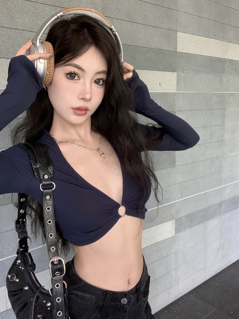 性感辣妹风V领短款镂空长袖T恤