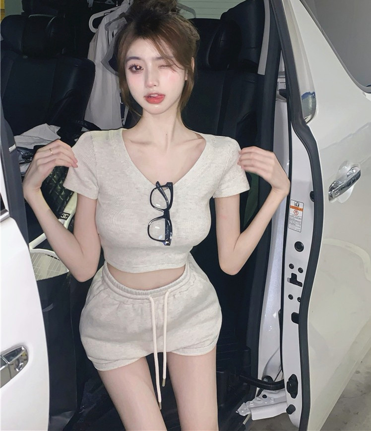 休闲运动风套装女夏季新款V领修身短款上衣宽松休闲裤子两件套潮