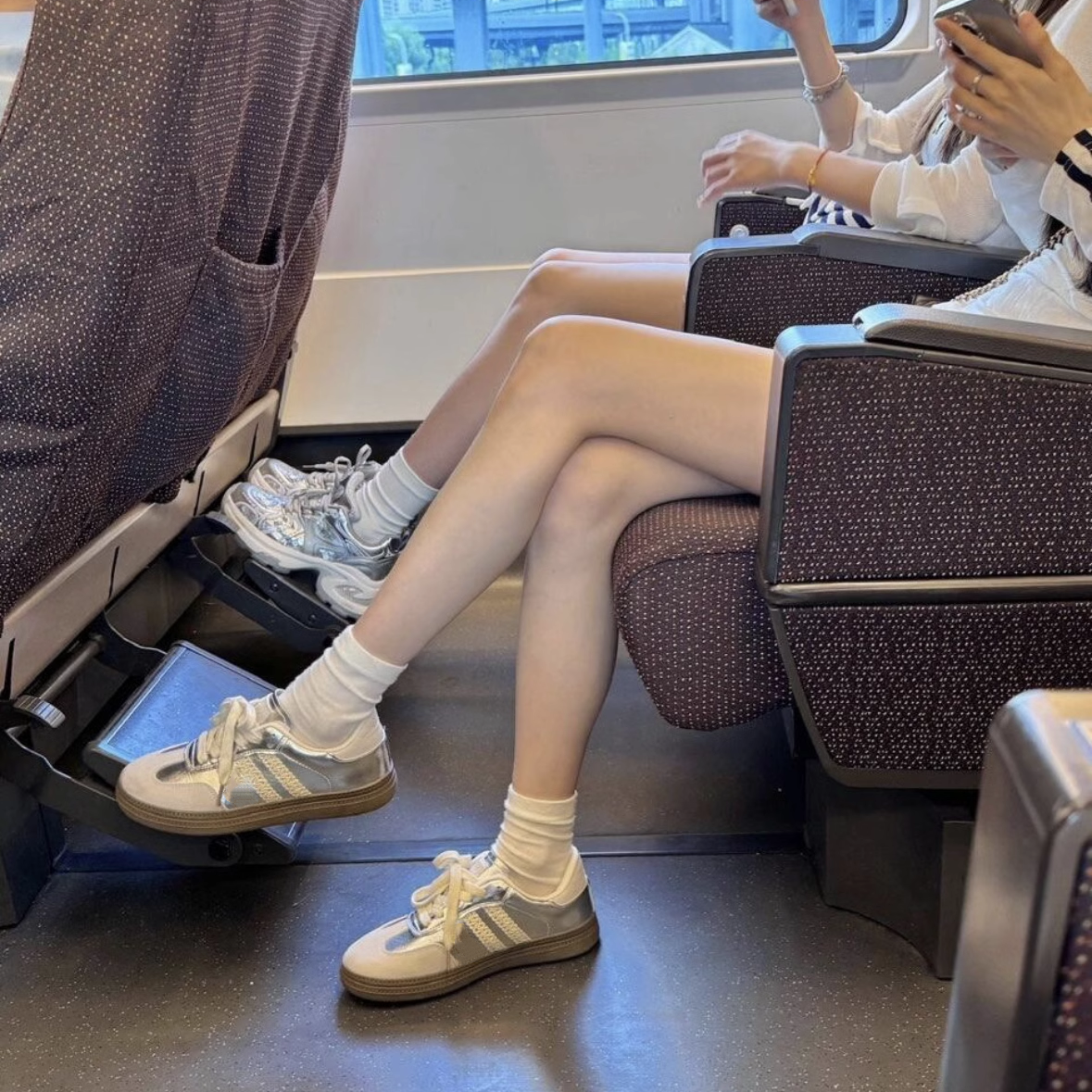 复古银色德训鞋女2025春夏新款平底休闲单鞋板鞋蕾丝边运动阿甘鞋