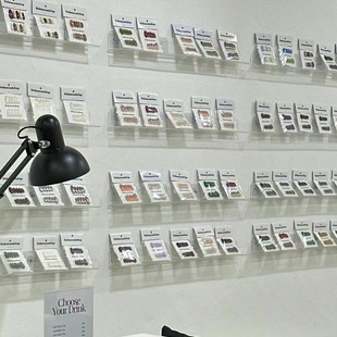 网红美甲穿戴甲陈列架沾玻璃亚克力美业铺上墙面美甲店展示架挂墙