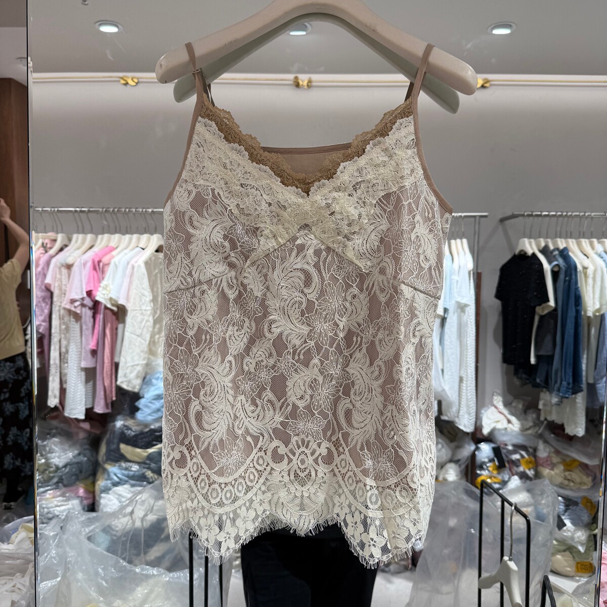 欧洲站2026春夏新款V领蕾丝吊带背心女内搭修身花边叠穿上衣