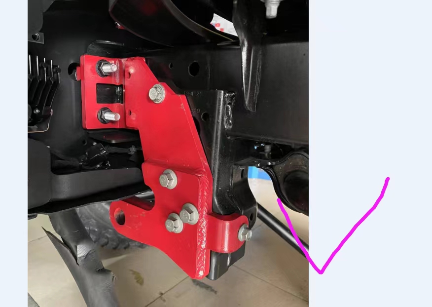 这个牧马人前面红色拖车钩必须要换加强的，不然拖坏前桥的支架