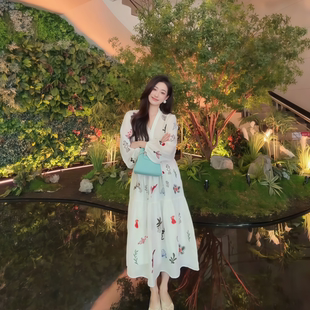 2026年新款时尚春季波西米亚风刺绣连衣裙女款白色亚麻大摆裙收腰