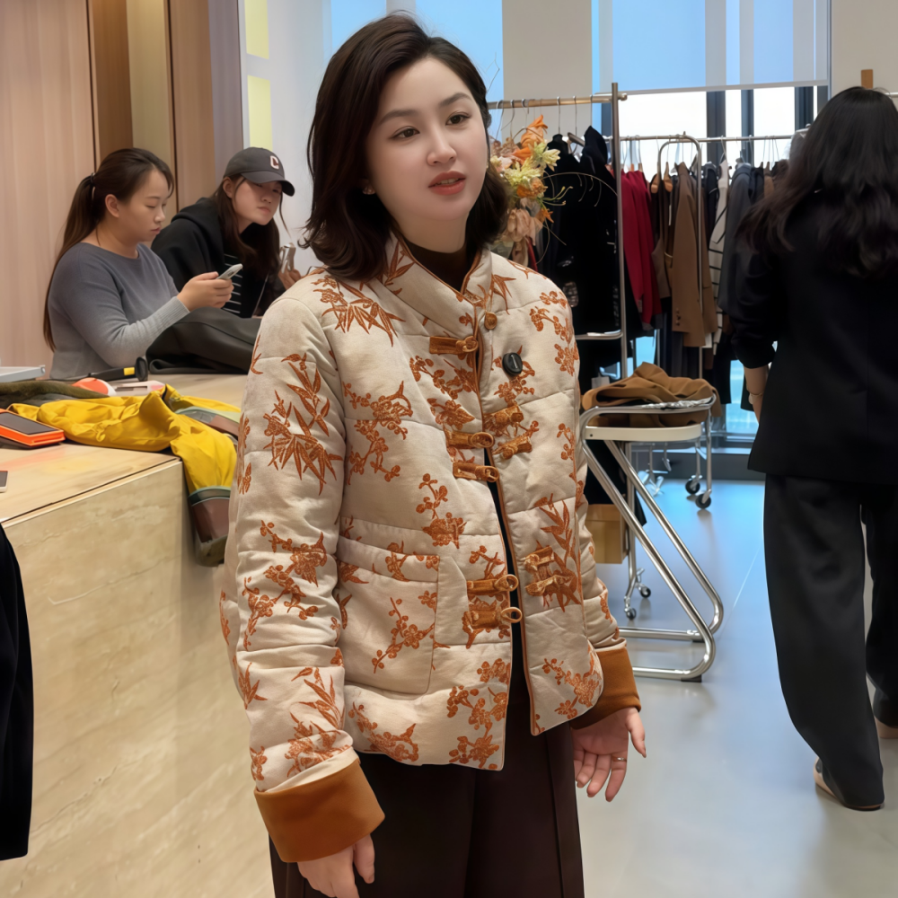 短款米白色盘扣印花羽绒款外套女