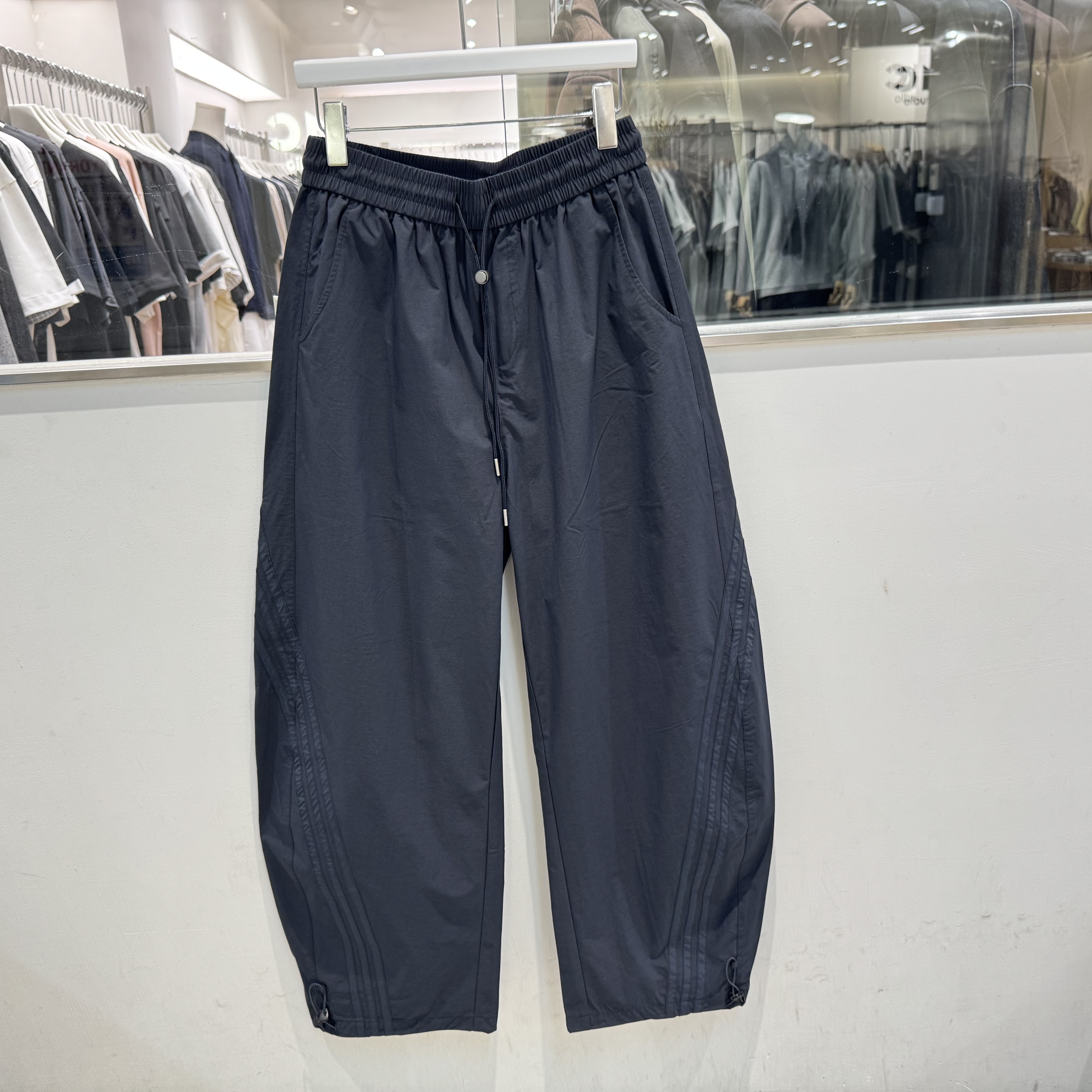 乾尚2026夏季美式高街痞帅条纹速干运动裤男宽松收脚休闲弯刀裤潮