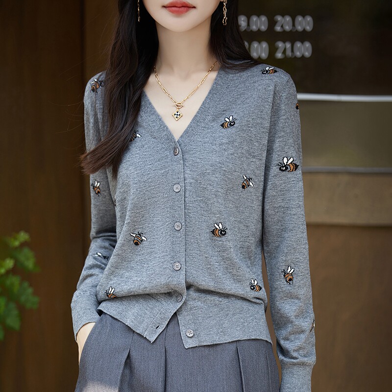精纺羊毛针织开衫女秋季V领小蜜蜂刺绣宽松长袖毛衣外套时尚上衣