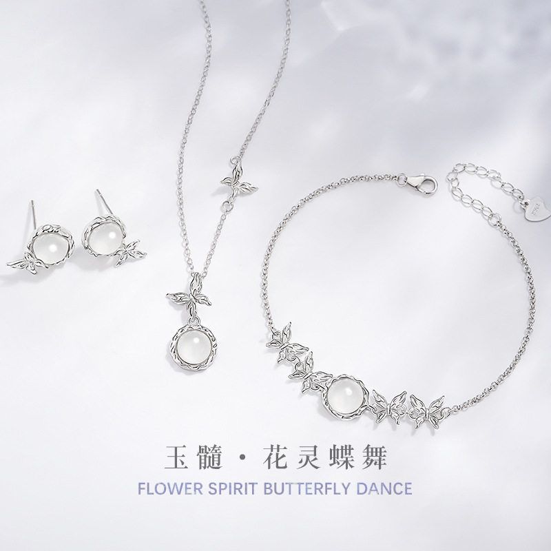 蝴蝶纯银S925项链女简约小众个性风玉髓锁骨链不规则冷系风吊坠