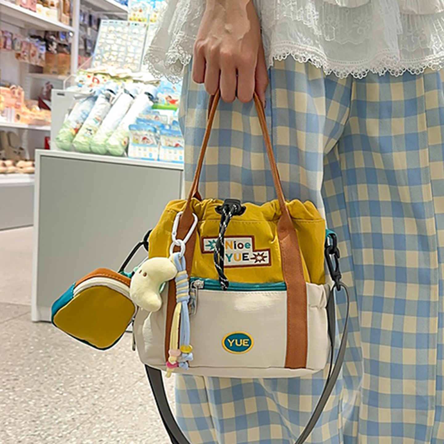 高颜值小众抽绳斜挎小包女，显白