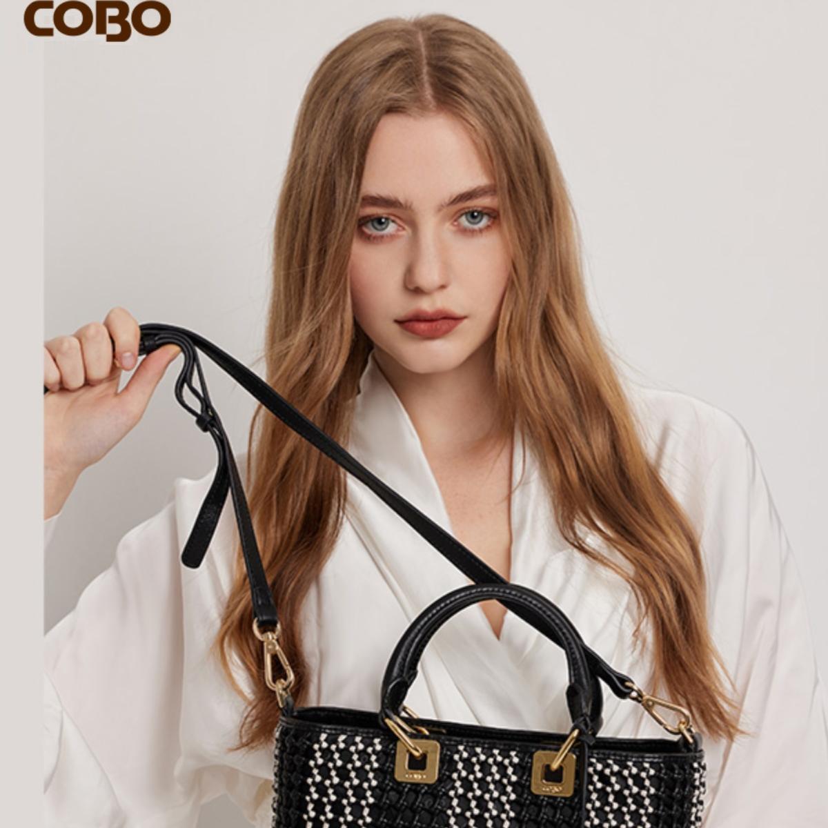 COBO/蔻尔宝头层牛皮手工编织黑白撞色时尚休闲手提斜挎小方包