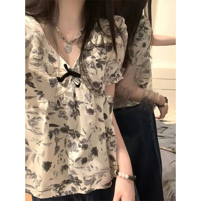 温柔风洋气甜美减龄短袖V领泡泡袖短款别致水墨碎花衬衫上衣女夏