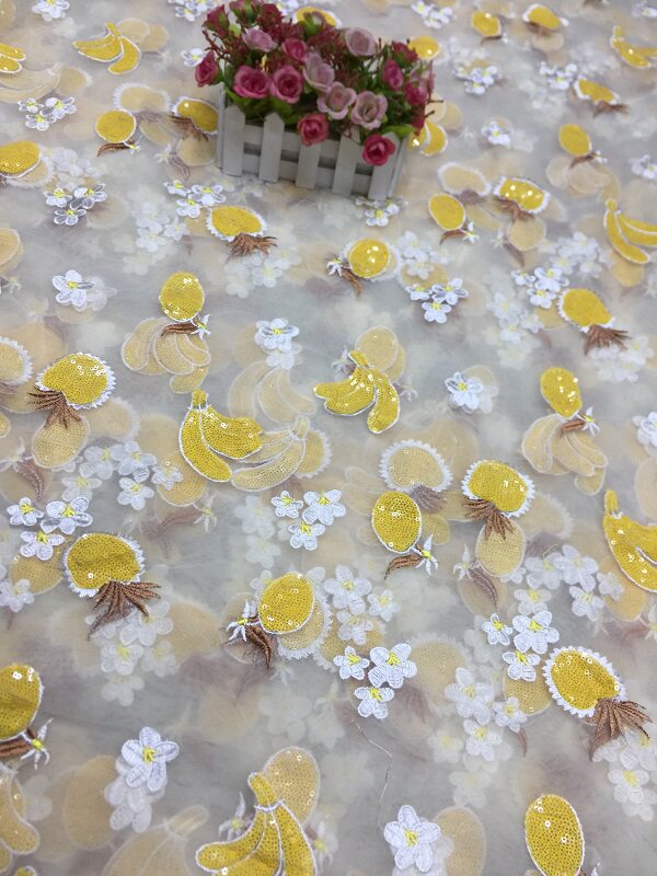 厂家直销 新款珠片亮片网纱布料 童装蕾丝 刺绣面料 菠萝香蕉珠绣