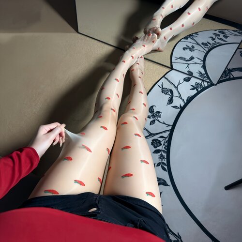 纯欲风油性光泽红心草莓提花丝袜