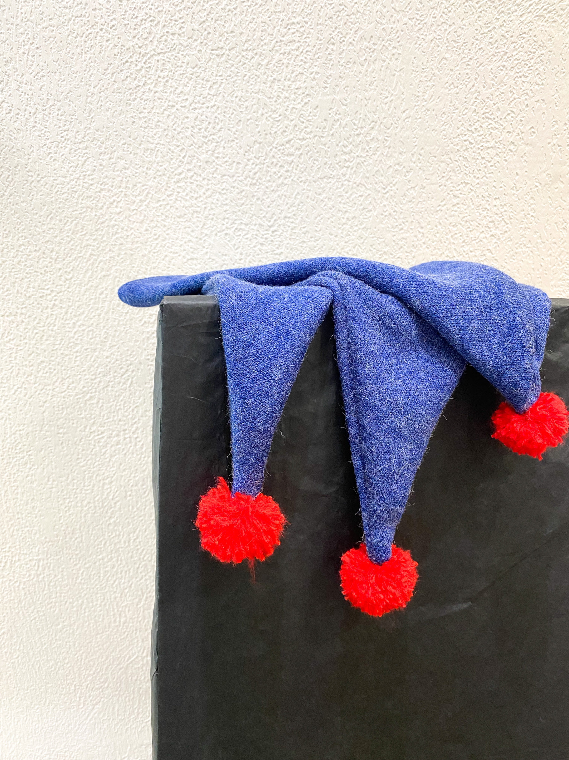 韩国小众设计师款秋冬新品毛球撞色软糯羊毛围巾牛仔蓝搭配大红色