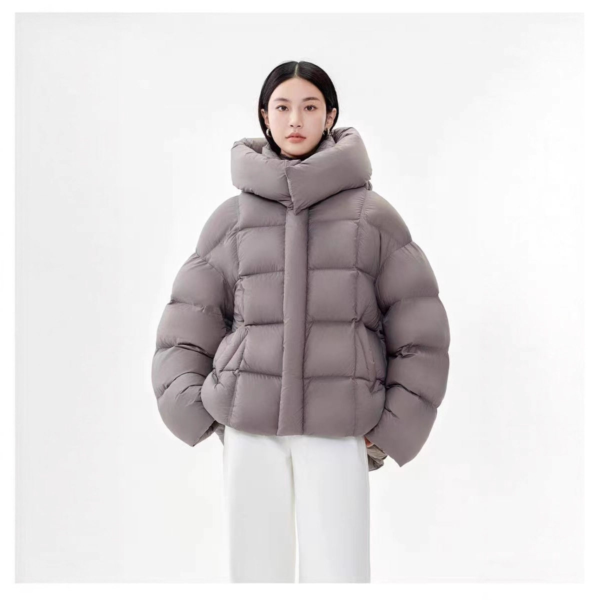 2025羽绒服女短款宽松泡芙90白鸭绒连帽平湖批发休闲风防寒宽松型