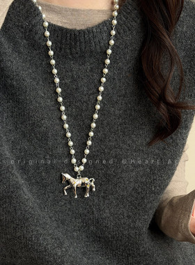 轻奢双层叠戴珍珠小马吊坠项链女秋冬新款高级感长款毛衣链配饰品