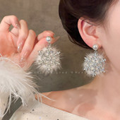 高级氛围感耳环冬季 超出片 毛绒雪花耳钉女2025新款 气质新年耳饰