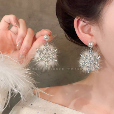 超出片！毛绒雪花耳钉女2025新款高级氛围感耳环冬季气质新年耳饰