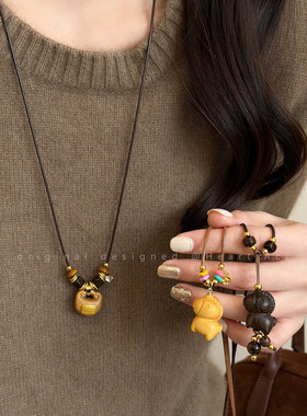 木质小马钱币流苏项链女2025秋冬新款本命年长款毛衣链小众配饰品