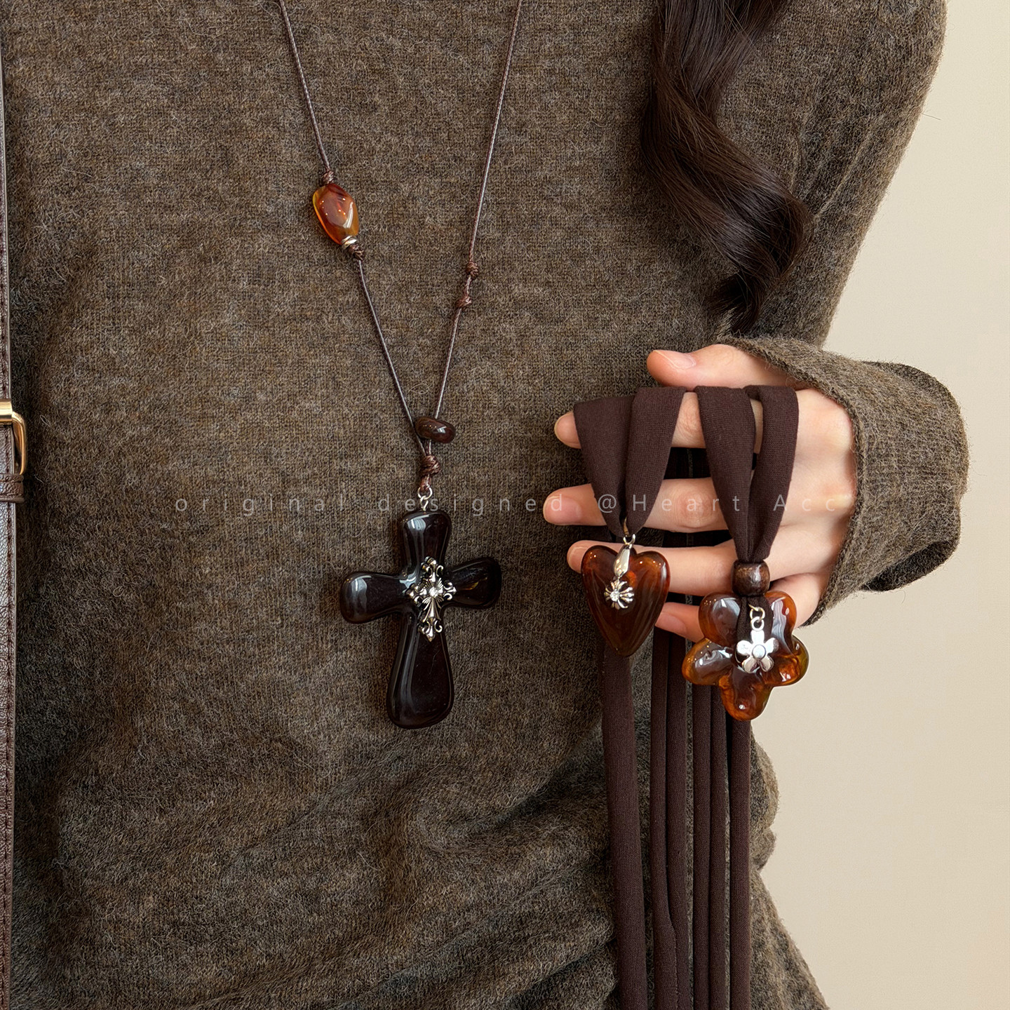 秋冬咖色花朵吊坠布艺项链女2025新款复古设计长款毛衣链百搭配饰