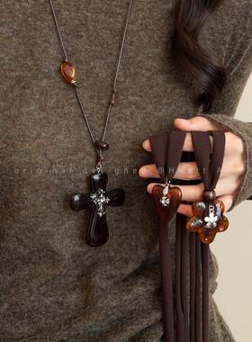 秋冬咖色花朵吊坠布艺项链女2025新款复古设计长款毛衣链百搭配饰