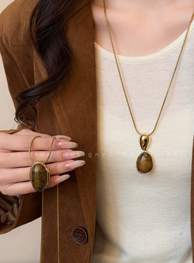 金色水滴虎眼石吊坠钛钢项链女轻奢气质大气长款毛衣链秋冬配饰品