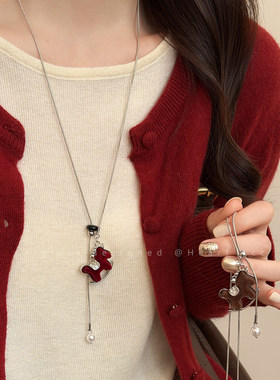 红色植绒小马抽拉项链女秋冬新款本命年生肖毛衣链小众独特配饰品