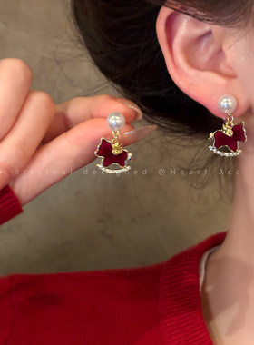 新年红色丝绒小马珍珠耳环女2025新款小众独特耳钉本命年气质耳饰