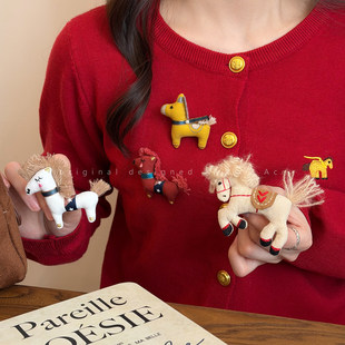 本命年红色布艺小马胸针女2026新款冬季胸前装饰小众可爱别针配饰