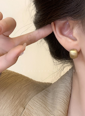 拉丝金色耳钉女2025新款爆款高级感轻奢耳环秋冬气质圆脸耳饰耳夹