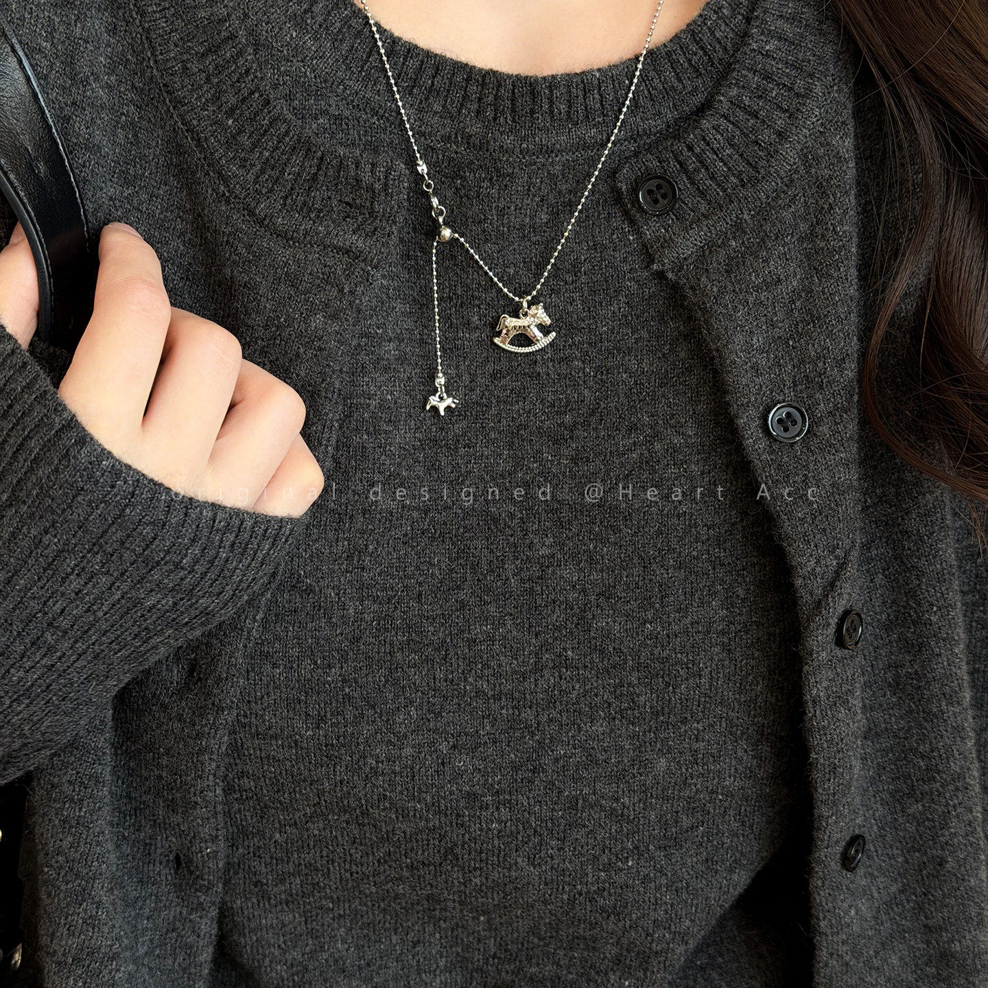 银色碎冰冰小马吊坠项链女轻奢高级感长款抽拉毛衣链秋冬新款配饰