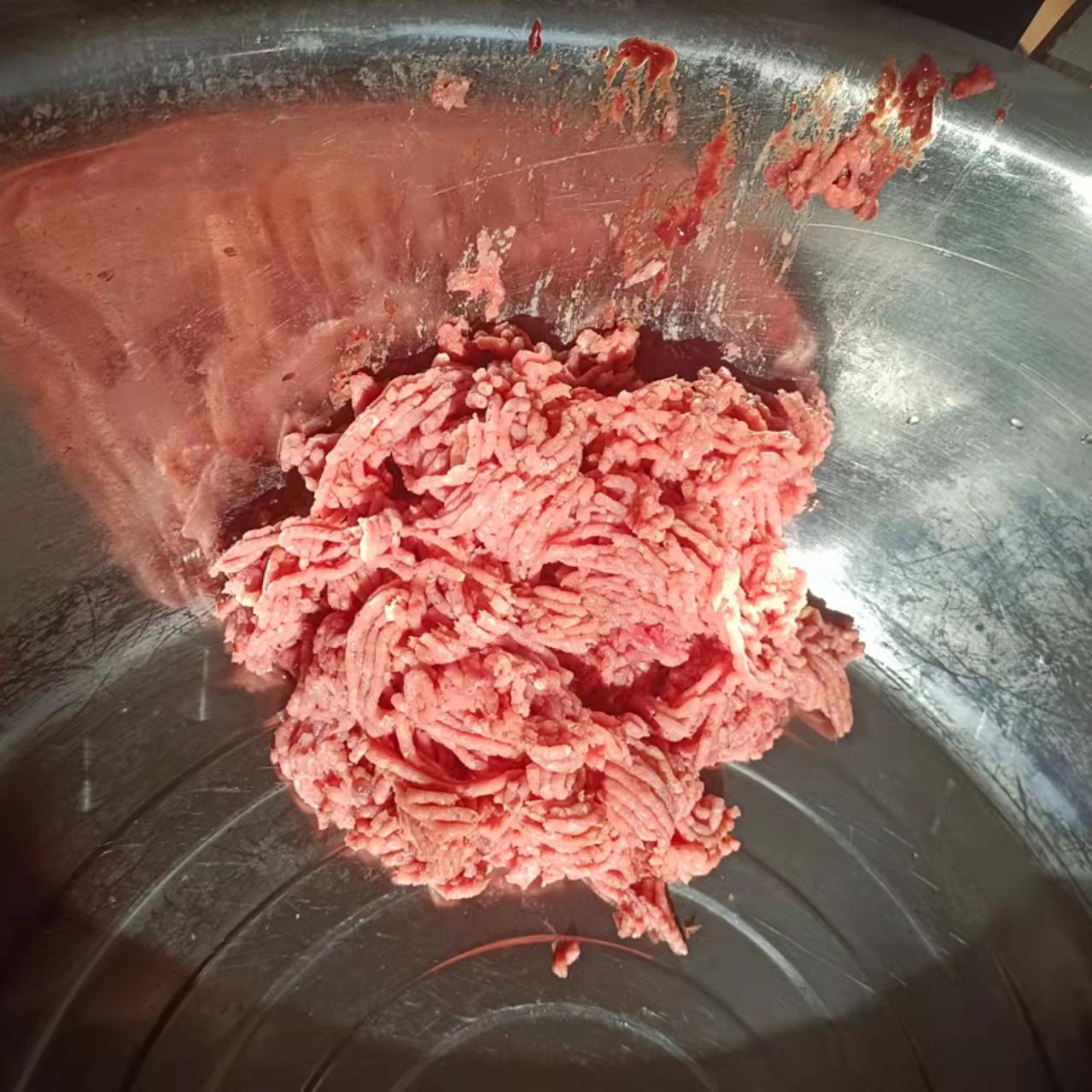 现打整只兔肉泥加蛋黄猫狗辅食