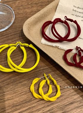 冬季姜黄色植绒麻花圆形耳圈女银针港风复古时尚个性百搭显白耳环