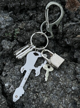 小众 男女 24ss新款多功能开瓶器吉他钥匙扣金属感包挂件配饰